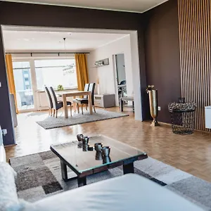 Apartment Me Homes - Grosse Moderne Designer-wohnung Fuer Urlaub Und Business - Mit Kueche, Buero, Balkon Und 2 Parkplaetzen, Bayreuth